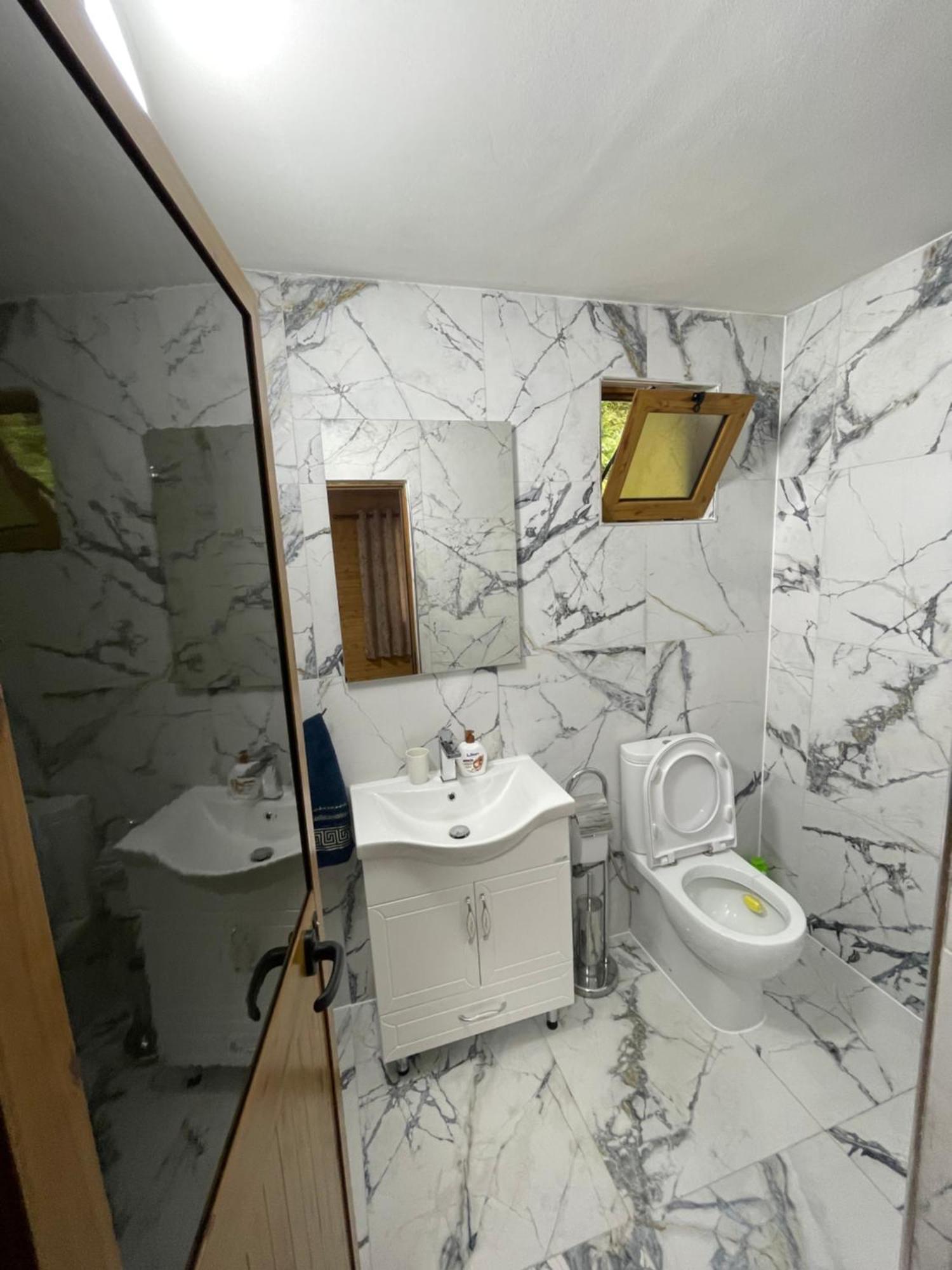 Guri I Lekes Guesthouse Moll' e Shoshit Bagian luar foto