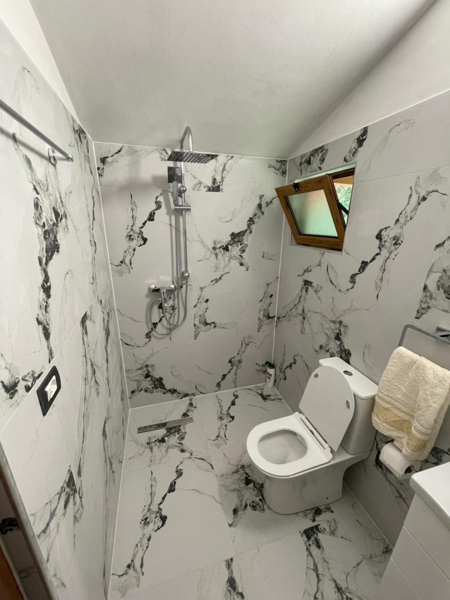 Guri I Lekes Guesthouse Moll' e Shoshit Bagian luar foto