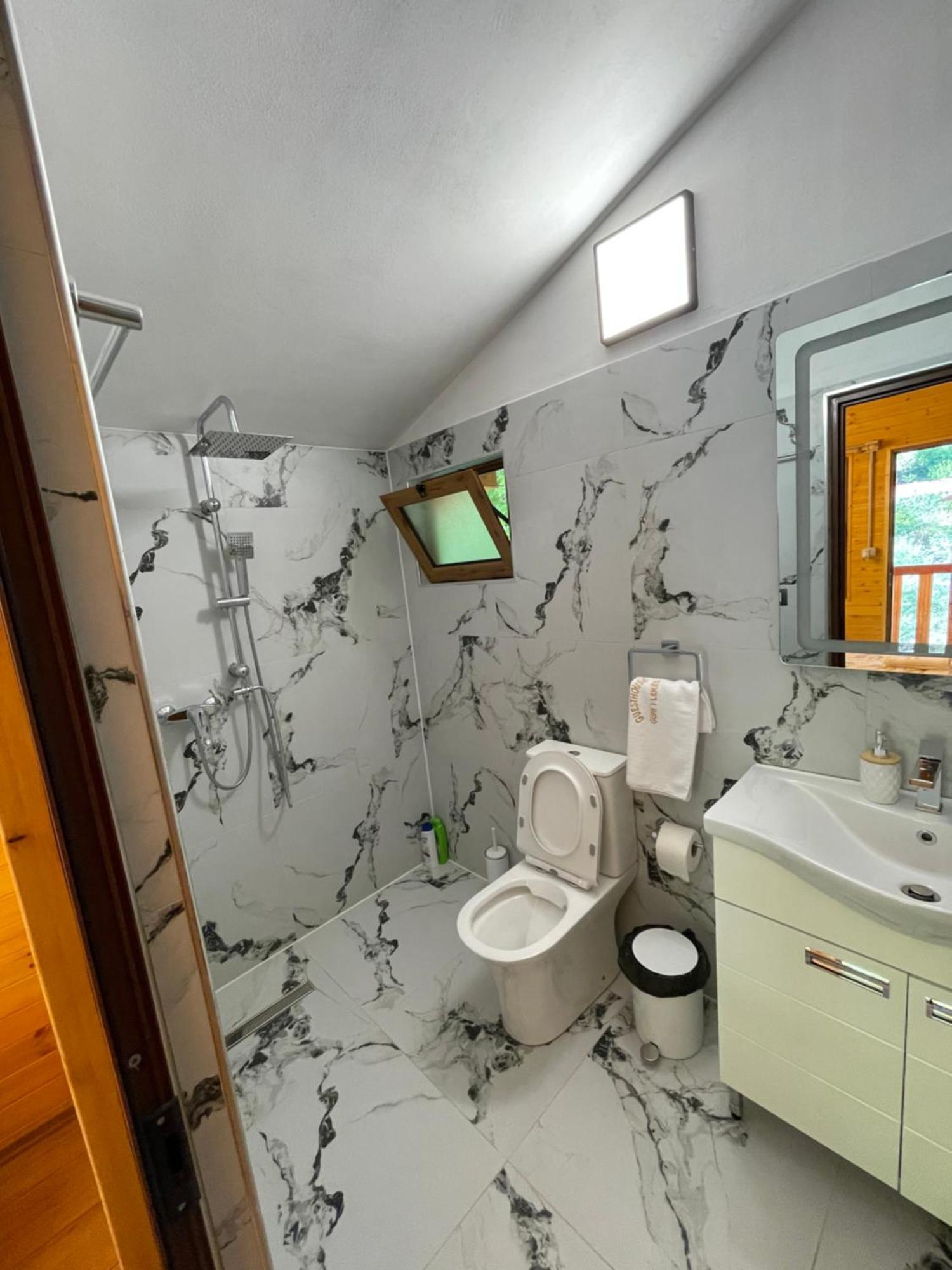 Guri I Lekes Guesthouse Moll' e Shoshit Bagian luar foto